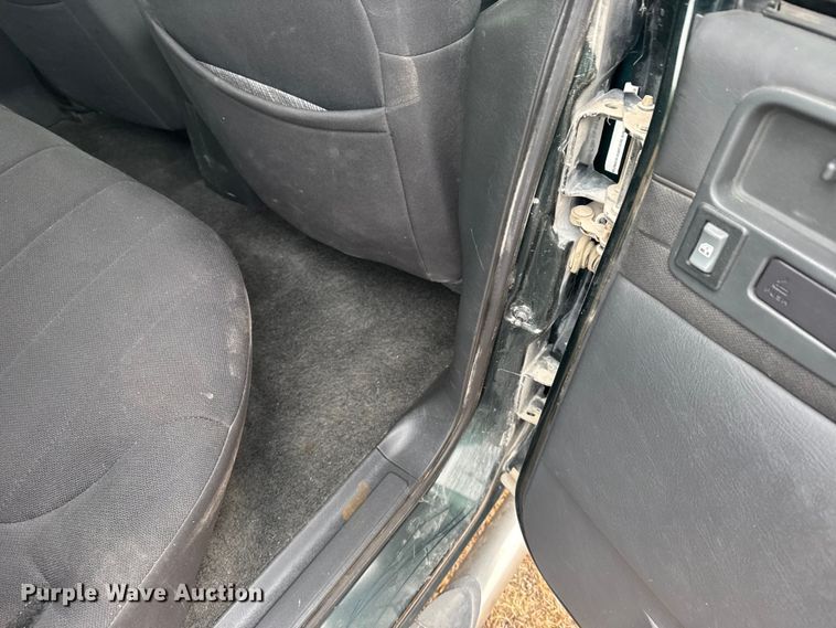 image for item EU6461 2004 GMC Sonoma Crew Cab pickup truck