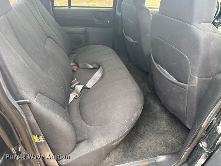 image for item EU6461 2004 GMC Sonoma Crew Cab pickup truck