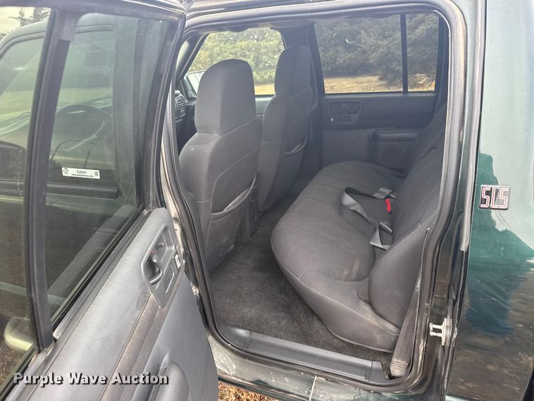 image for item EU6461 2004 GMC Sonoma Crew Cab pickup truck