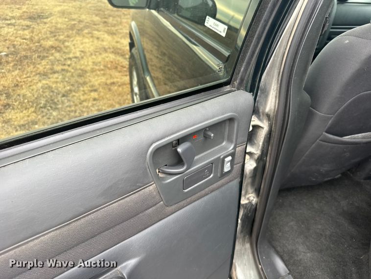 image for item EU6461 2004 GMC Sonoma Crew Cab pickup truck