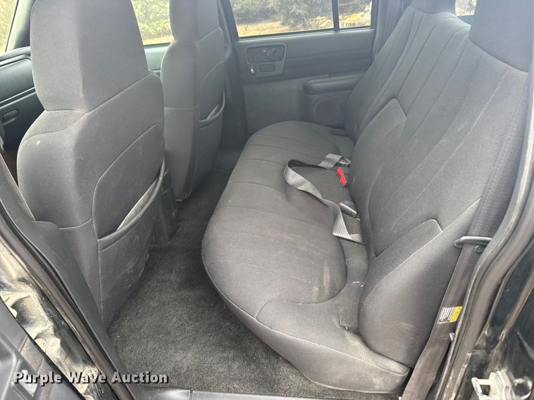 image for item EU6461 2004 GMC Sonoma Crew Cab pickup truck