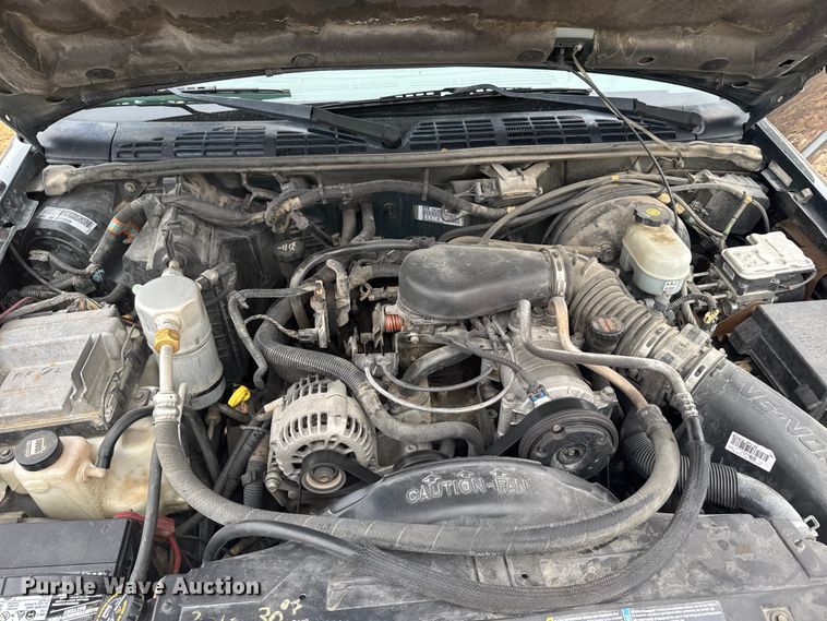 image for item EU6461 2004 GMC Sonoma Crew Cab pickup truck