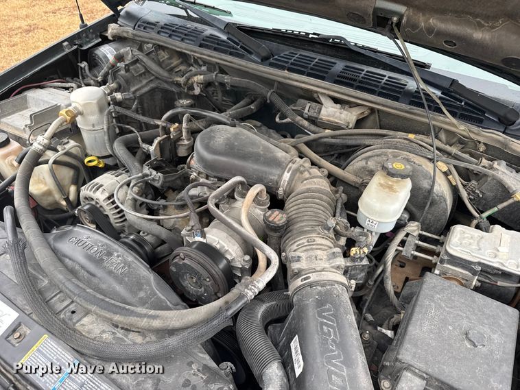 image for item EU6461 2004 GMC Sonoma Crew Cab pickup truck