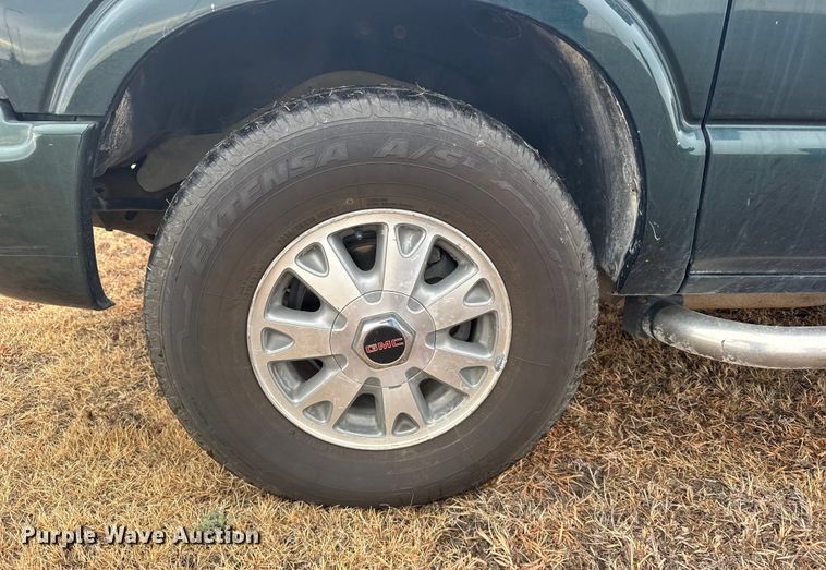 image for item EU6461 2004 GMC Sonoma Crew Cab pickup truck