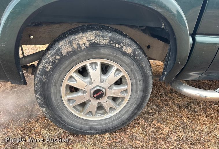 image for item EU6461 2004 GMC Sonoma Crew Cab pickup truck