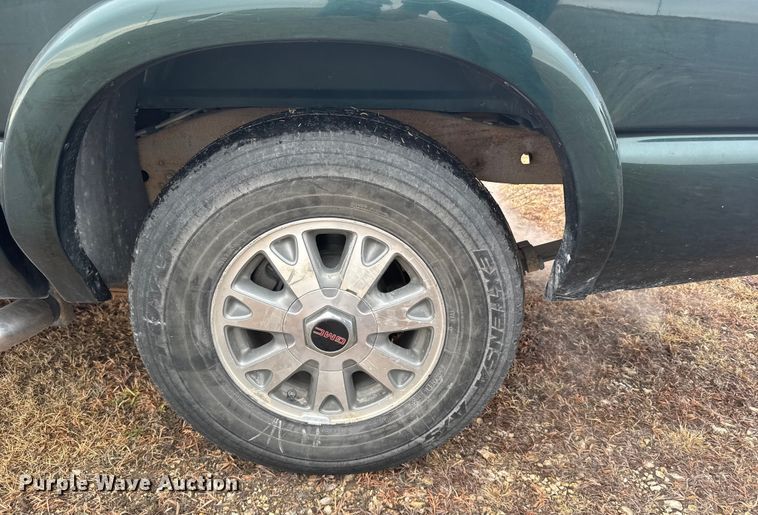 image for item EU6461 2004 GMC Sonoma Crew Cab pickup truck