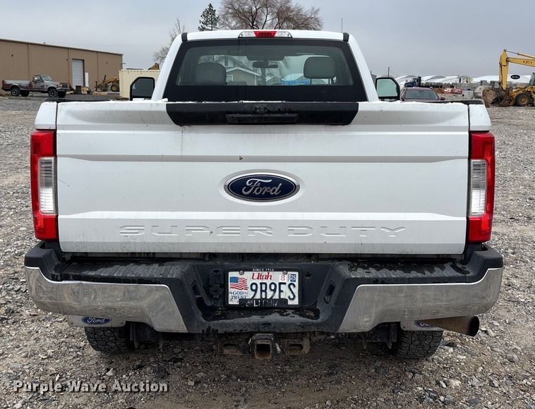 image for item EU8556 2018 Ford F250 Super Duty XL pickup truck