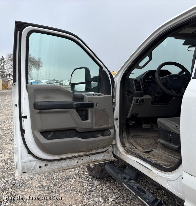 image for item EU8556 2018 Ford F250 Super Duty XL pickup truck