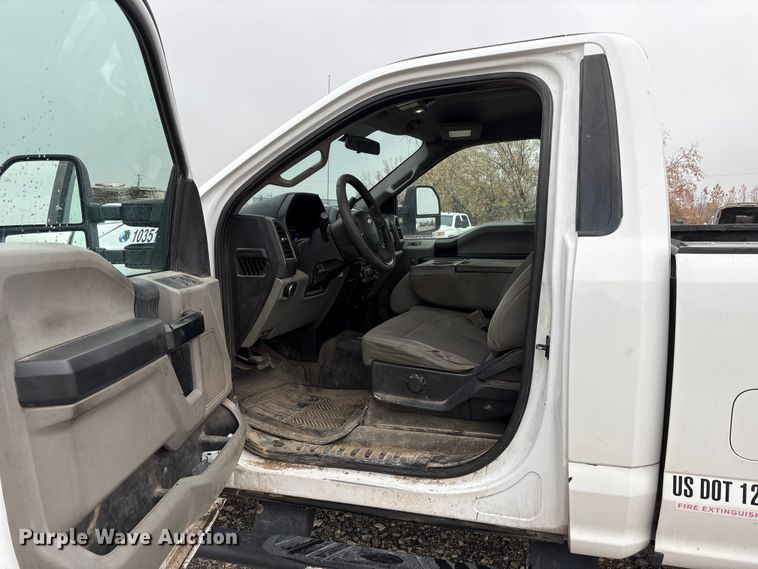 image for item EU8556 2018 Ford F250 Super Duty XL pickup truck