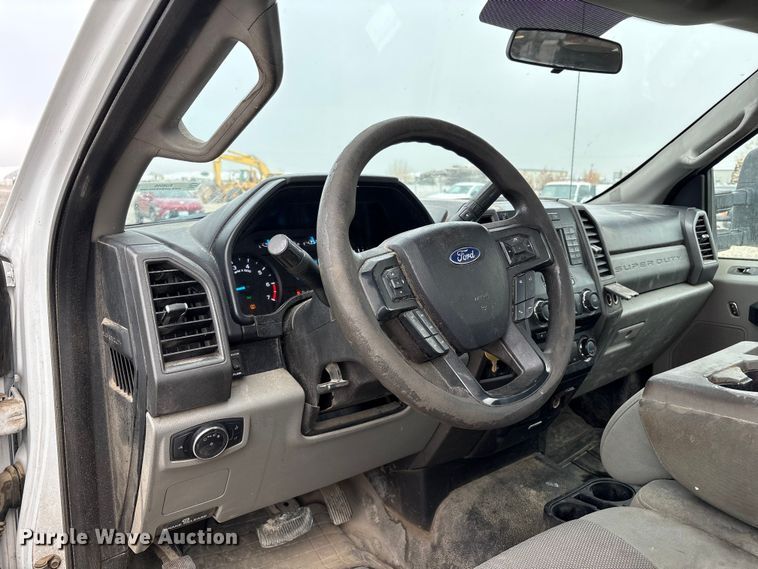 image for item EU8556 2018 Ford F250 Super Duty XL pickup truck