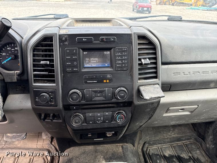 image for item EU8556 2018 Ford F250 Super Duty XL pickup truck