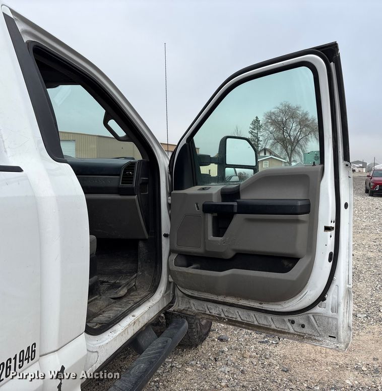 image for item EU8556 2018 Ford F250 Super Duty XL pickup truck