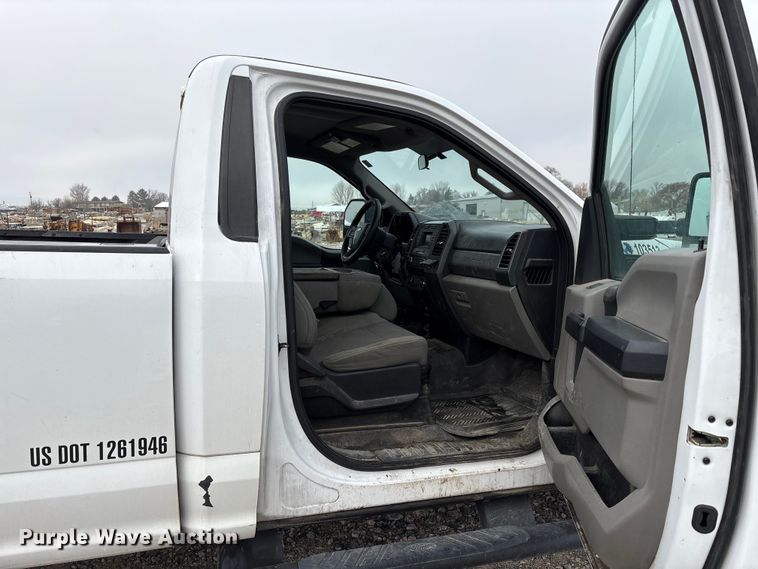 image for item EU8556 2018 Ford F250 Super Duty XL pickup truck