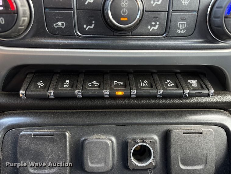 image for item EU8557 2018 GMC Sierra 3500HD Crew Cab pickup truck