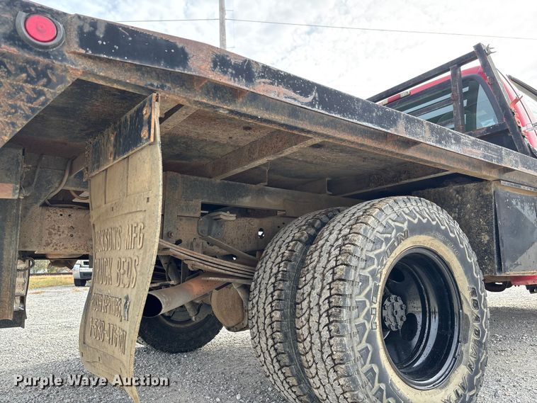 image for item EV3329 2000 Ford F350 XL Super Duty flatbed pickup truck