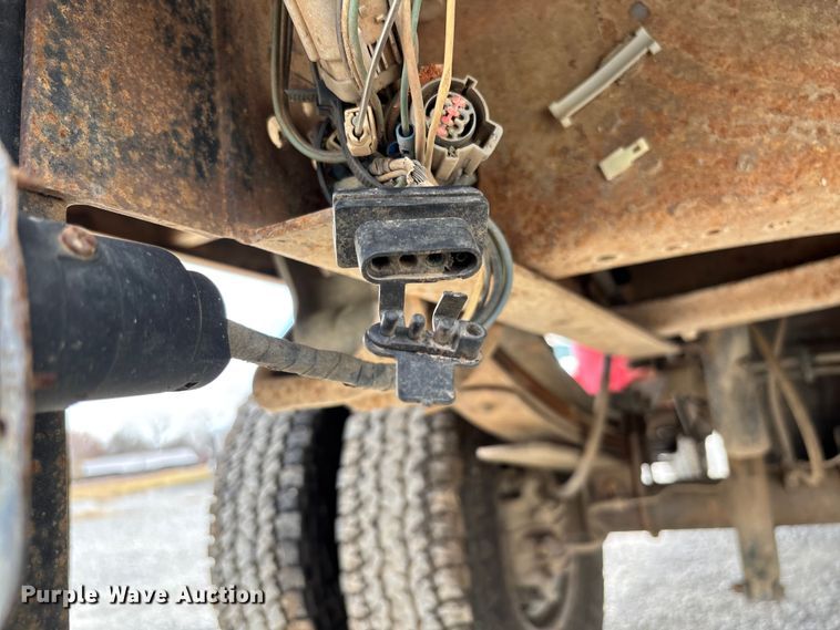 image for item EV3329 2000 Ford F350 XL Super Duty flatbed pickup truck