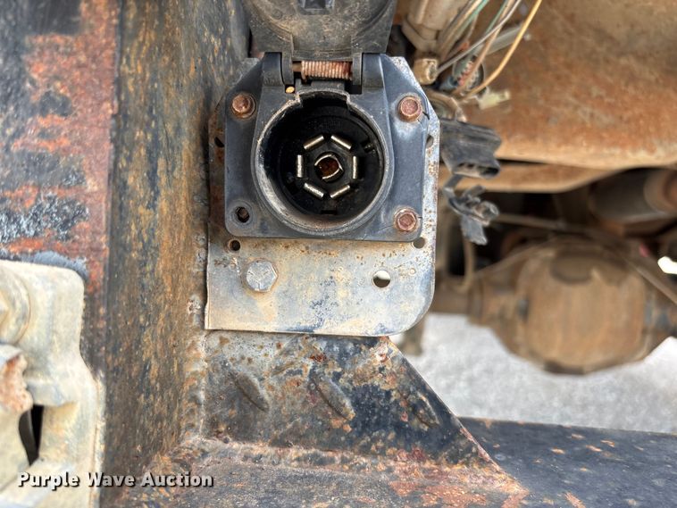 image for item EV3329 2000 Ford F350 XL Super Duty flatbed pickup truck