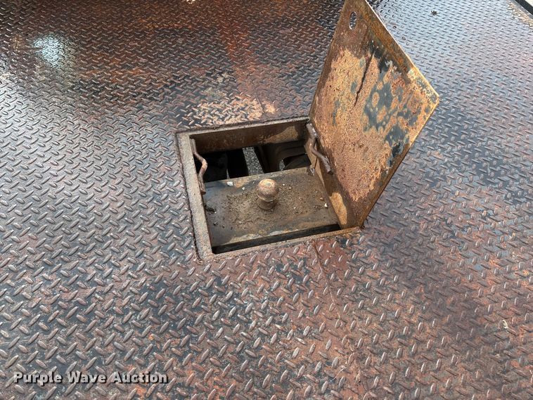 image for item EV3329 2000 Ford F350 XL Super Duty flatbed pickup truck