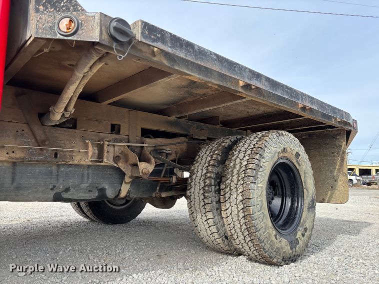 image for item EV3329 2000 Ford F350 XL Super Duty flatbed pickup truck