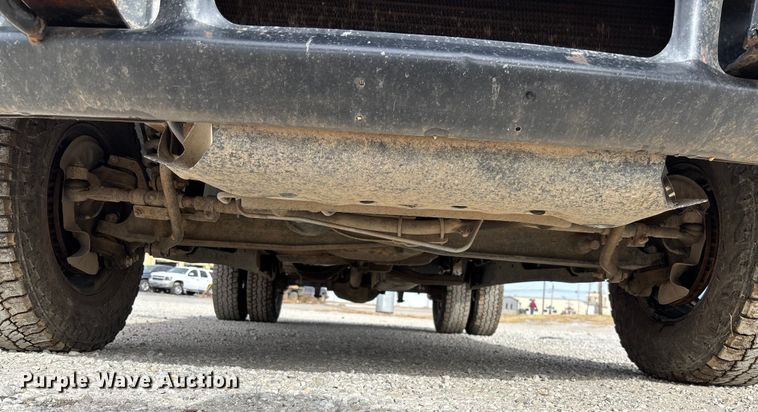 image for item EV3329 2000 Ford F350 XL Super Duty flatbed pickup truck