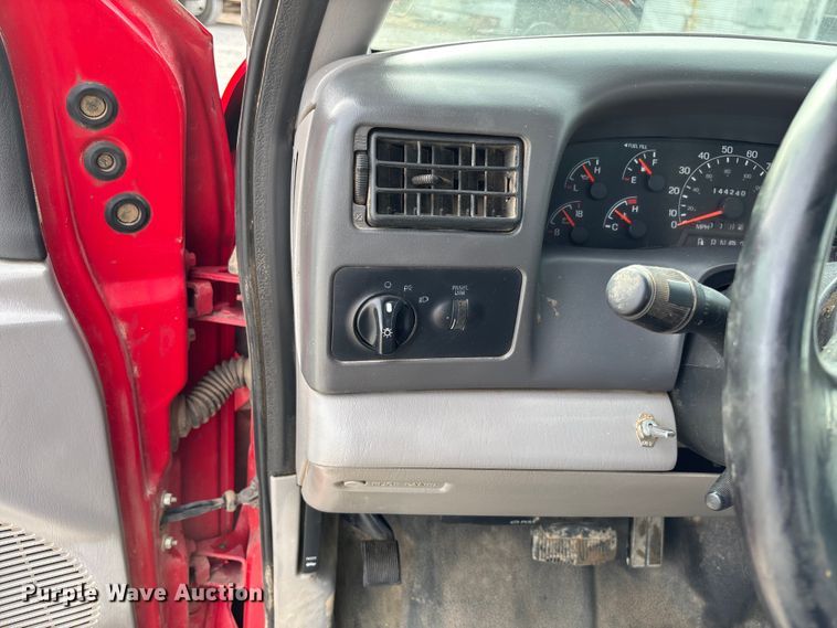 image for item EV3329 2000 Ford F350 XL Super Duty flatbed pickup truck