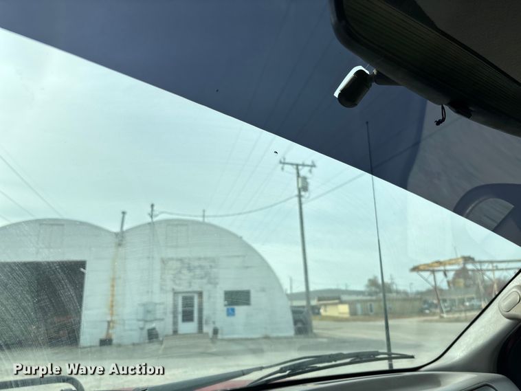 image for item EV3329 2000 Ford F350 XL Super Duty flatbed pickup truck