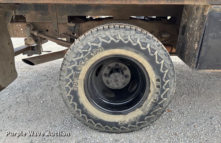 image for item EV3329 2000 Ford F350 XL Super Duty flatbed pickup truck