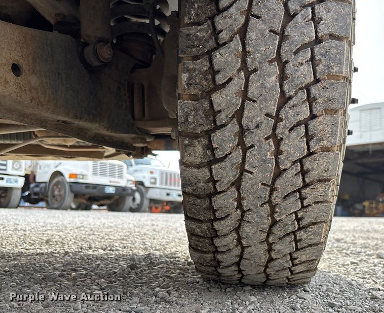 image for item EV3329 2000 Ford F350 XL Super Duty flatbed pickup truck