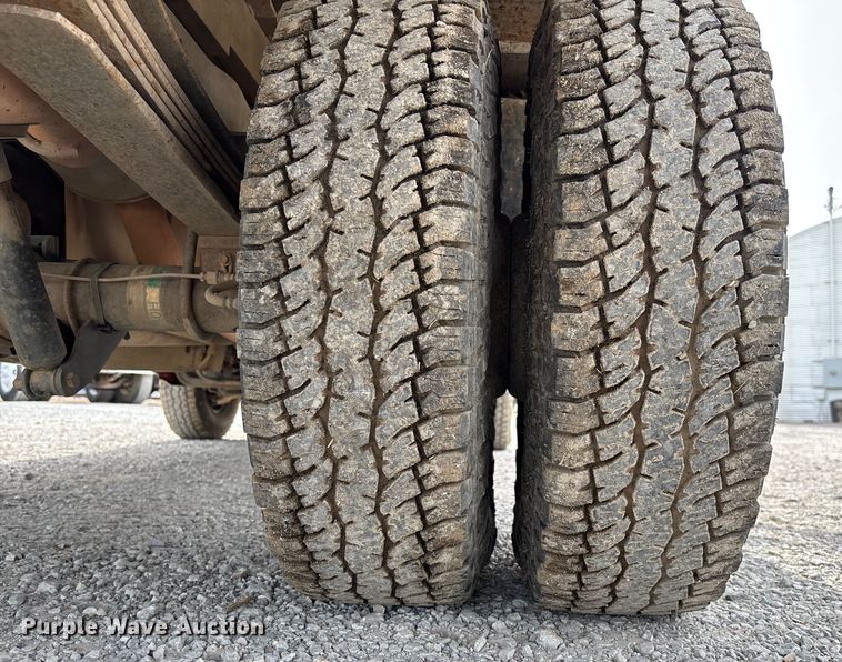 image for item EV3329 2000 Ford F350 XL Super Duty flatbed pickup truck