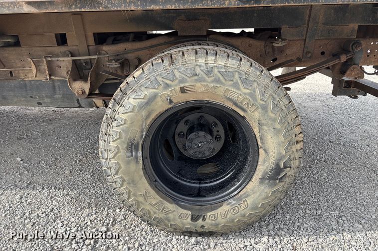 image for item EV3329 2000 Ford F350 XL Super Duty flatbed pickup truck