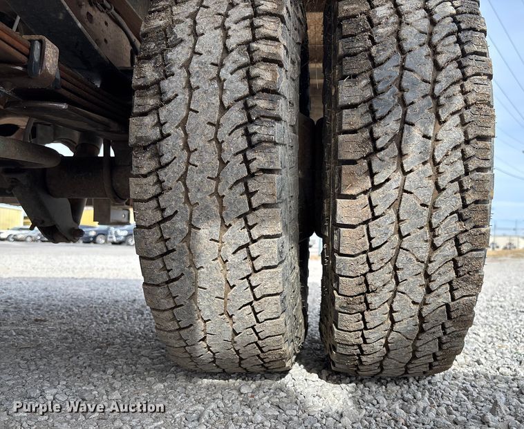 image for item EV3329 2000 Ford F350 XL Super Duty flatbed pickup truck