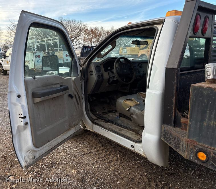 image for item EV3337 2009 Ford F350 XL Super Duty flatbed pickup truck