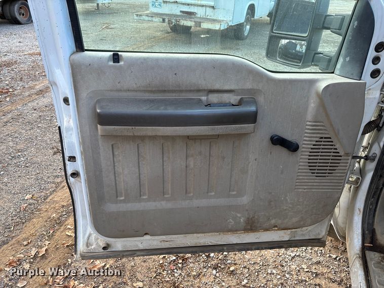 image for item EV3337 2009 Ford F350 XL Super Duty flatbed pickup truck