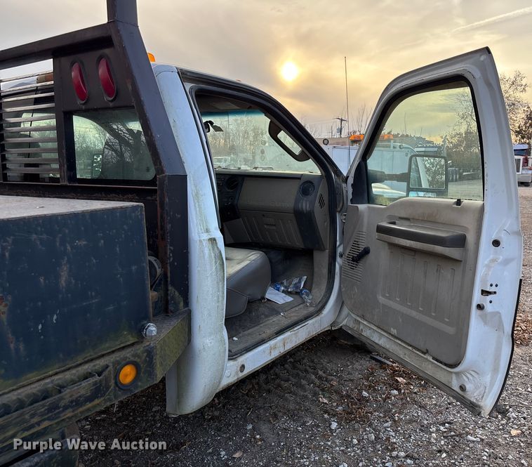 image for item EV3337 2009 Ford F350 XL Super Duty flatbed pickup truck