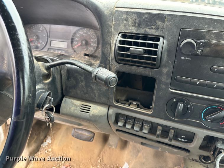 image for item EV3339 2006 Ford F550 XL Super Duty utility / service truck