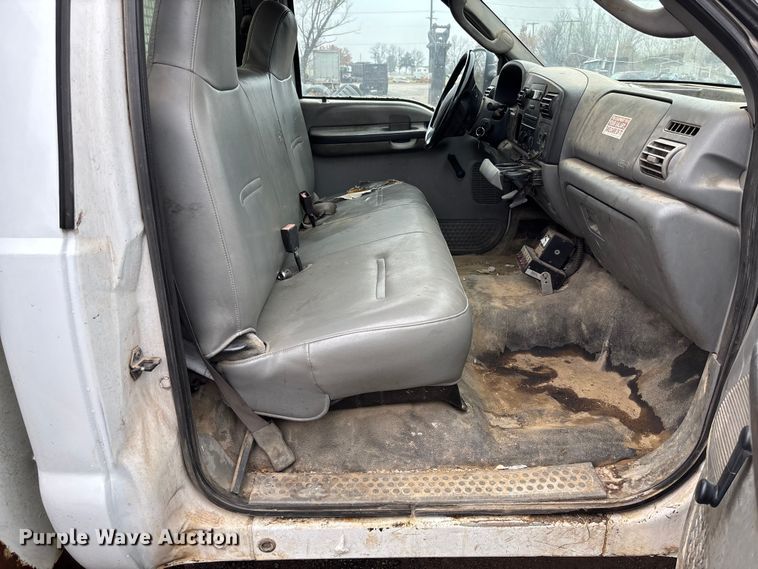 image for item EV3339 2006 Ford F550 XL Super Duty utility / service truck