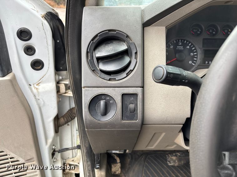 image for item EV3340 2008 Ford F350 XL Super Duty utility bed pickup truck