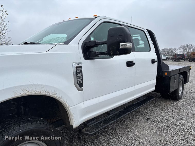 image for item EV3359 2017 Ford F350 Super Duty XL Crew Cab flatbed pickup truck