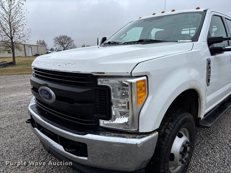 image for item EV3359 2017 Ford F350 Super Duty XL Crew Cab flatbed pickup truck