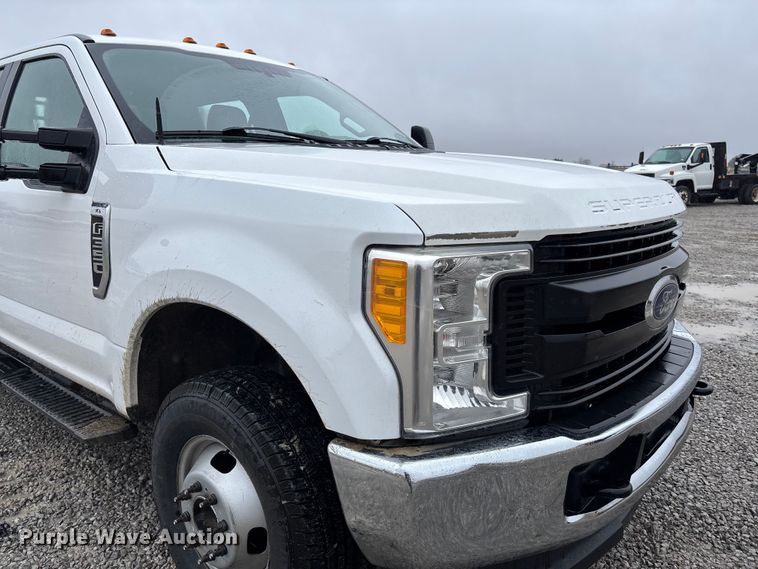 image for item EV3359 2017 Ford F350 Super Duty XL Crew Cab flatbed pickup truck