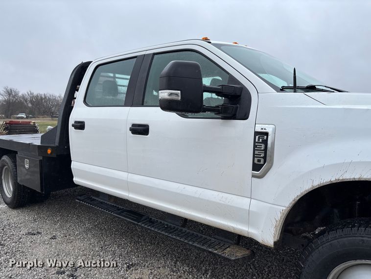 image for item EV3359 2017 Ford F350 Super Duty XL Crew Cab flatbed pickup truck