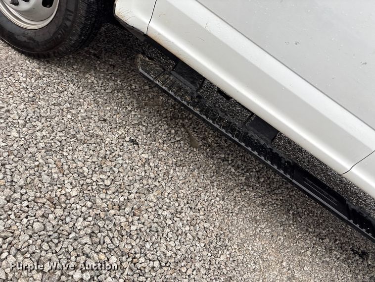 image for item EV3359 2017 Ford F350 Super Duty XL Crew Cab flatbed pickup truck