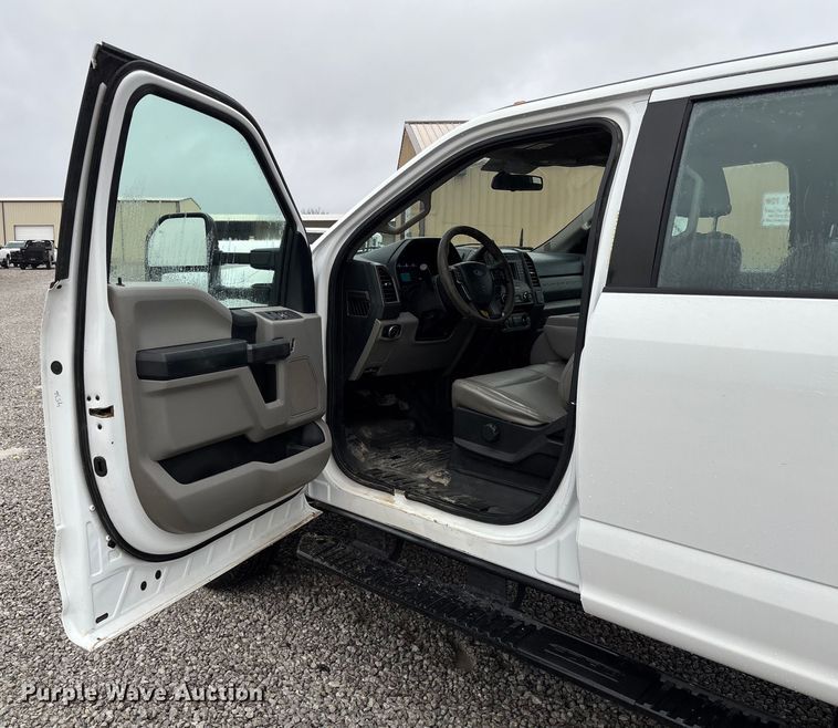 image for item EV3359 2017 Ford F350 Super Duty XL Crew Cab flatbed pickup truck