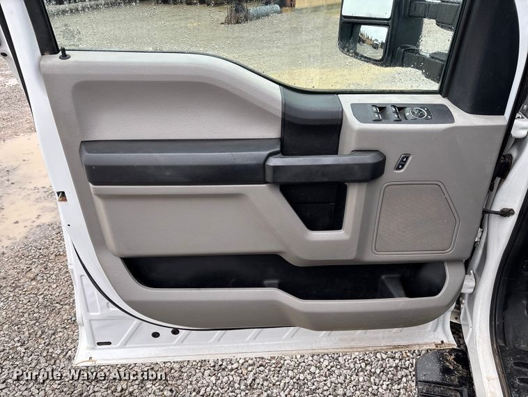 image for item EV3359 2017 Ford F350 Super Duty XL Crew Cab flatbed pickup truck