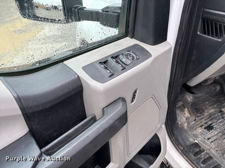 image for item EV3359 2017 Ford F350 Super Duty XL Crew Cab flatbed pickup truck