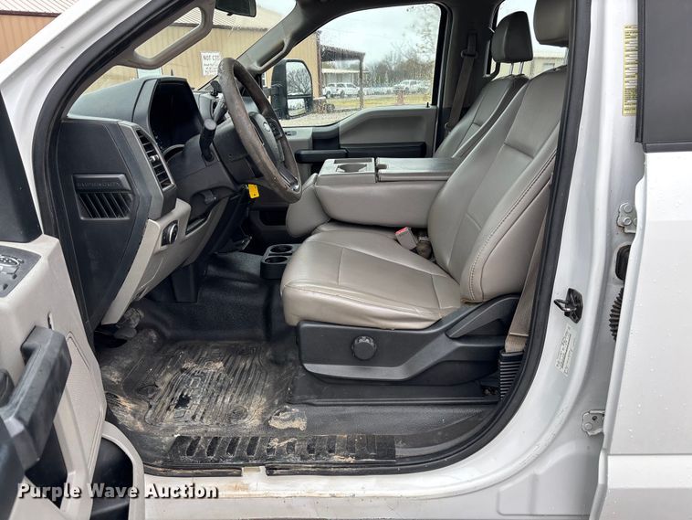 image for item EV3359 2017 Ford F350 Super Duty XL Crew Cab flatbed pickup truck