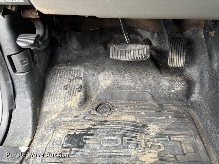 image for item EV3359 2017 Ford F350 Super Duty XL Crew Cab flatbed pickup truck