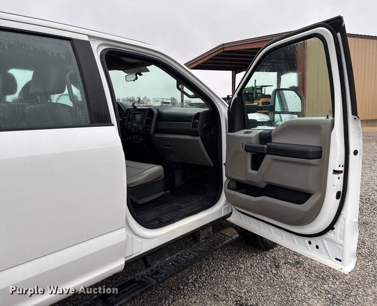 image for item EV3359 2017 Ford F350 Super Duty XL Crew Cab flatbed pickup truck