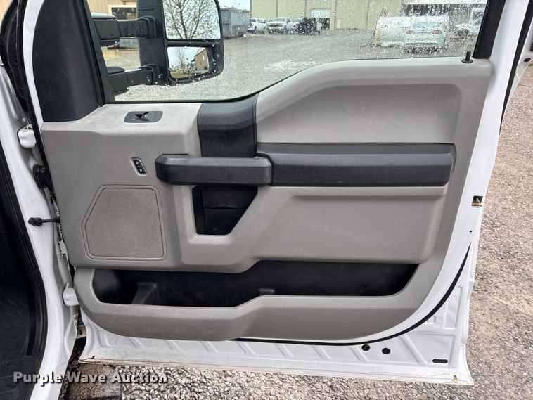 image for item EV3359 2017 Ford F350 Super Duty XL Crew Cab flatbed pickup truck