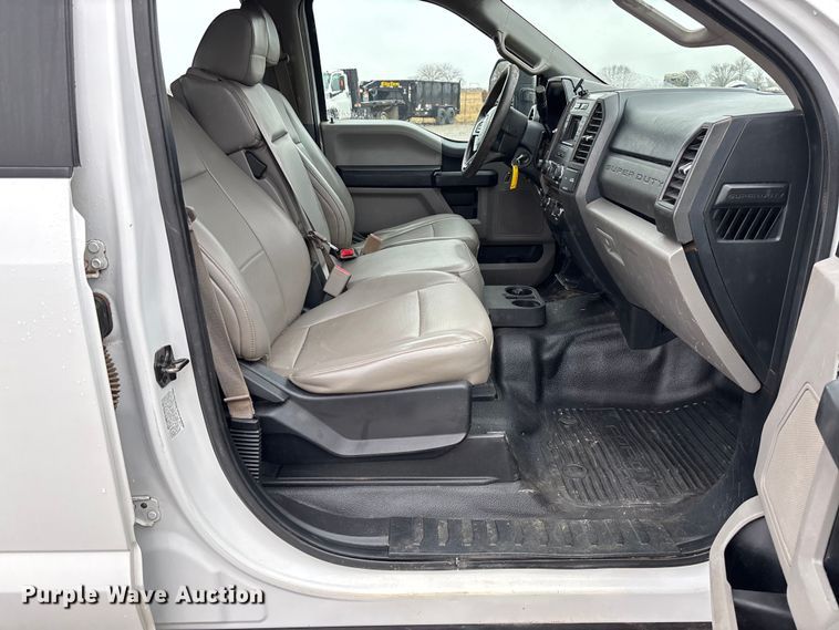 image for item EV3359 2017 Ford F350 Super Duty XL Crew Cab flatbed pickup truck